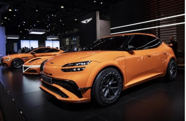 Genesis засилва жегата за BMW и Mercedes в продължение на почти десетилетие, постоянно създавайки линия от луксозни автомобили и SUV, които са наистина конкурентни на германците. Сега компанията е решила да се преследва М колите на баварците и AMG със собствена линия с висока мощност: Magma. 

Корейската компания показа четири концепции в Ню Йорк, но само беше наистина нова -  GV60 Magma. Останалите три, боядисани в същия вулканичен оранжев оттенък, са G80 Magma Special, GV80 Coupe и X Gran Berlinetta.

G80 Magma special ще бъде машина с ограничено производство за Близкия изток (дебютира в Дубай миналия декември), но GV60 Magma скоро ще влезе в редовно производство. Колко скоро? Не е ясно, но вече съществува много високопроизводителен хардуер за E-GMP платформата на GV60, която също е в основата на Hyundai Ioniq 5 N, така че дебютът през 2025 г. изглежда вероятен. Тъй като това превозно средство разполага с мощност от 601 конски сили, вероятно звярът ще бъде толкова горещ, колкото предполагат неговата оранжева боя, раздувки на калниците, спойлери, огромни джанти и дебели гуми.
